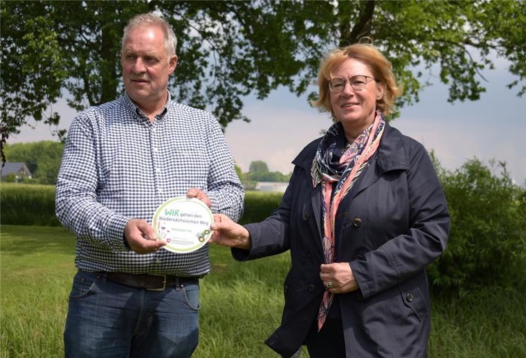 Landwirtschaftsministerin zeichnet Hof in Spieka-Neufeld aus Niedersachsens Landwirtschaftsministerin Barbara Otte-Kinast (CDU) überreichte Landwirt Dirk Tramsen das Hofschild für sein Engagement beim „Niedersächsischen Weg“.