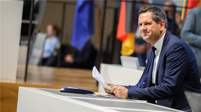 Lies vor Autogipfel: E-Mobilität? Ja, aber Niedersachsens Ministerpräsident Lies fordert einen gemeinsamen Zukunftspakt für die Autoindustrie.