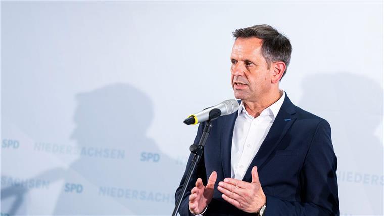 Innenministerium: Tatverdächtige gebürtig aus Niedersachsen Niedersachsens Ministerpräsident Olaf Lies (SPD) sprach den Opfern der Hamburger Messerattacke sein Mitgefühl aus.
