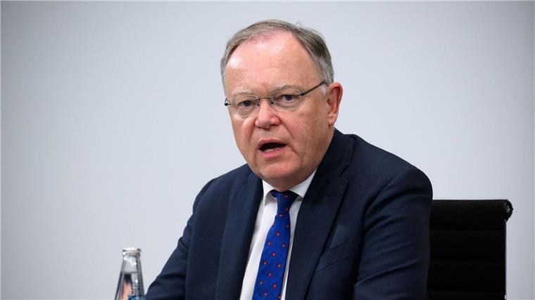 Energiepolitik im Fokus bei Gesprächen von Weil in Norwegen Niedersachsens Ministerpräsident Stephan Weil äußert sich bei einer Pressekonferenz.