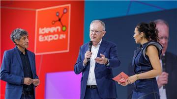 Niedersachsens  Ministerpräsident Stephan Weil (M) während der Eröffnung der IdeenExpo.