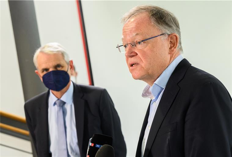 Niedersachsens Ministerpräsident Stephan Weil (r.) hat den vorsichtigen Corona-Kurs des Landes verteidigt.