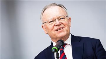 Niedersachsens Ministerpräsident Stephan Weil sieht im Koalitionsvertrag von Union und SPD viel Positives. (Archivfoto)