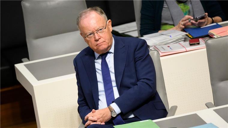 Weil: Bei Flüchtlingen stärker auf Bleibeperspektive achten Niedersachsens Ministerpräsident Stephan Weil sitzt im Landtag.