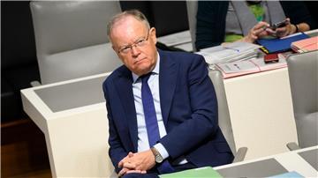 Niedersachsens Ministerpräsident Stephan Weil sitzt im Landtag.