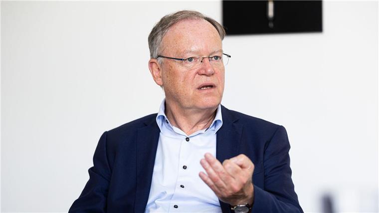 Ministerpräsident hofft auf Einigung bei Flüchtlingspolitik Niedersachsens Ministerpräsident Stephan Weil sitzt in seinem Büro während eines Interviews.