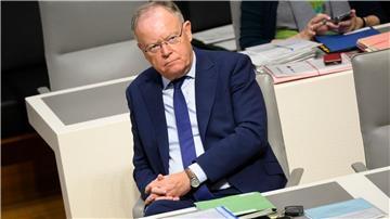 Niedersachsens Ministerpräsident Stephan Weil (SPD) sitzt im Plenarsaal des Landtags.