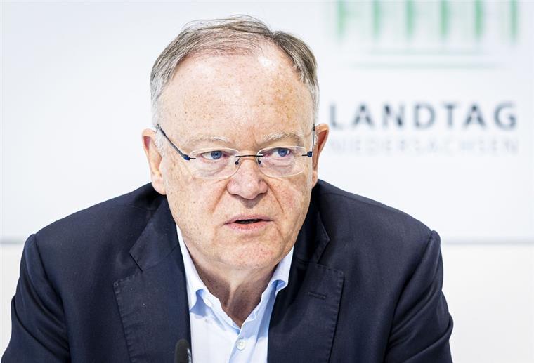 Weil will WM schauen - Bovenschulte noch unsicher Stephan Weil (SPD), Ministerpräsident von Niedersachsen, spricht auf einer Pressekonferenz.