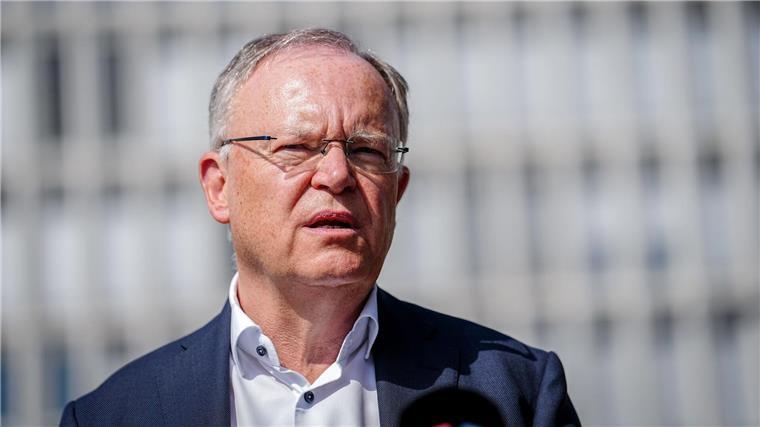Niedersachsens Ministerpräsident Stephan Weil will im Landtag über die Wettbewerbsfähigkeit von Volkswagen sprechen. (Archivbild)