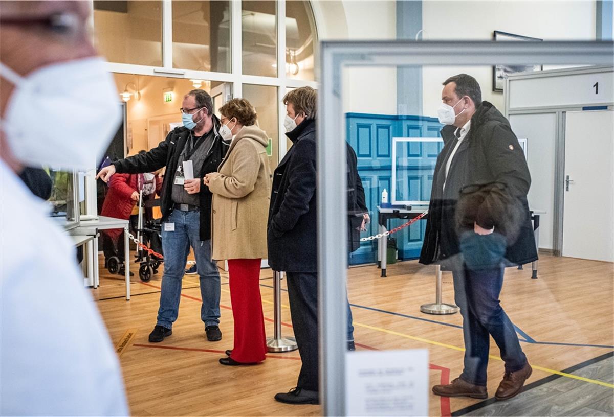 Niedersachsens neue Gesundheitsministerin Daniela Behrens ließ sich das Impfzentrum in den Cuxhavener Hapag-Hallen von dessen Leiter Maik Rittershofer (links) erklären.
