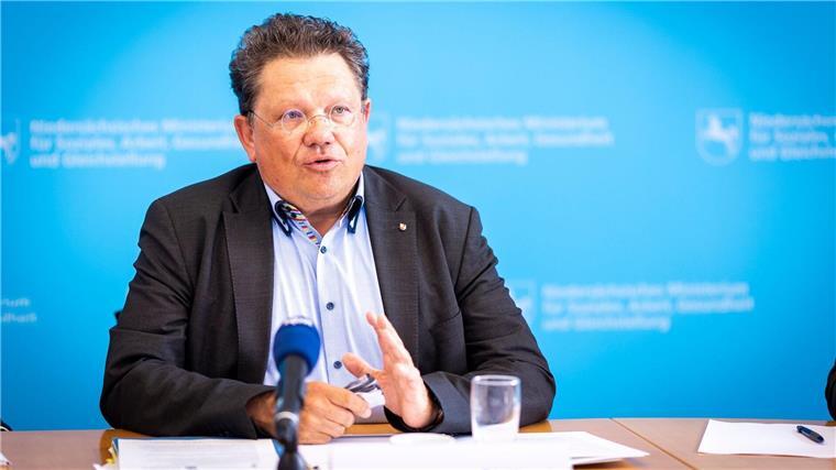 Krankenkassen finanzieren vertrauliche Spurensicherung Niedersachsens Sozialminister Andreas Philippi spricht auf einer Pressekonferenz.