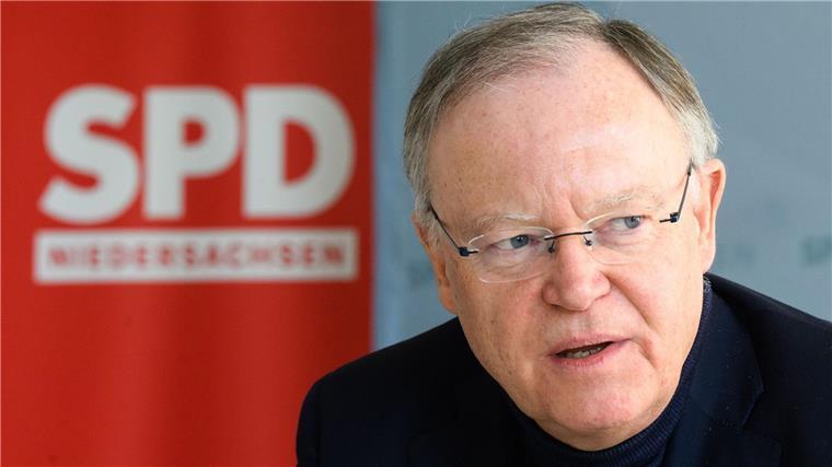 Weil will an Klingbeil als SPD-Vorsitzenden festhalten Niedersachsens SPD-Chef und Ministerpräsident Stephan Weil rechnet mit schwierigen Koalitionsverhandlungen - und will an Lars Klingbeil als Bundesvorsitzenden festhalten. (Archivbild)