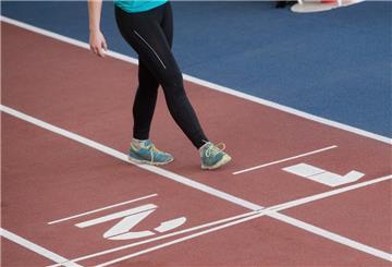 Sportler trainieren im Jahnsportforum