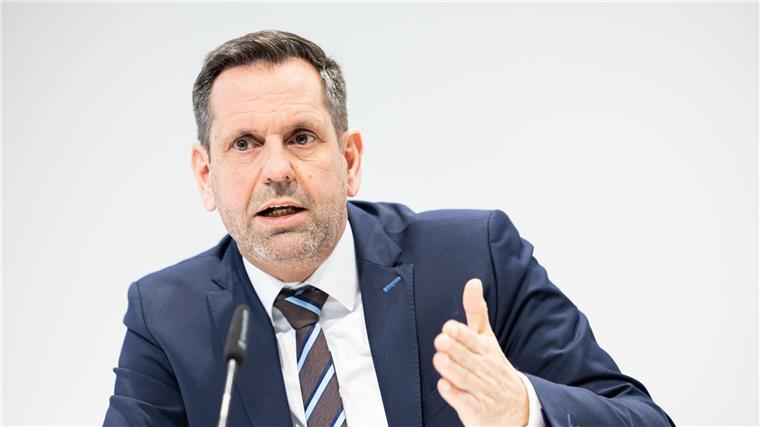 Niedersachsens Verkehrsminister Lies wirbt dafür, die Finanzierung des Deutschlandtickets langfristig zu sichern. (Archivbild)