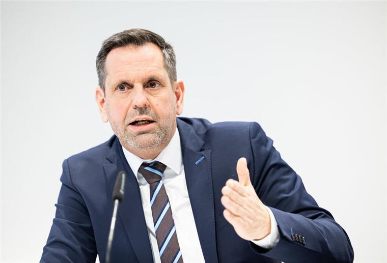 Niedersachsens Verkehrsminister Olaf Lies lobt das Deutschlandticket und fordert eine langfristige Finanzierung. Das Angebot sei ein großer Erfolg.