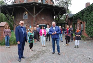 Niedersachsens Wirtschaftsminister Dr. Bernd Althusmann (vorne rechts) sprach mit Kulturschaffenden aus der Wesermarsch über deren Nöte und Sorgen wegen der Corona-Krise. 