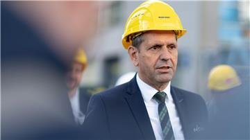 Niedersachsens Wirtschaftsminister Lies will den Ausbau der Offshore-Windkraft mit klimafreundlicher Produktion verbinden. (Archivbild)