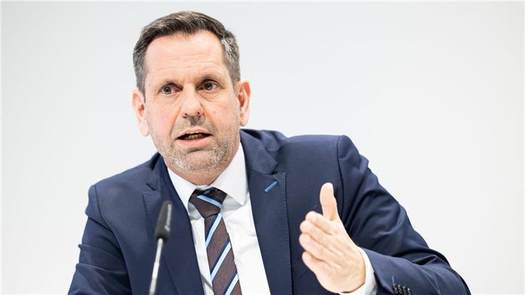 Niedersachsens Wirtschaftsminister Olaf Lies (SPD) während einer Pressekonferenz.