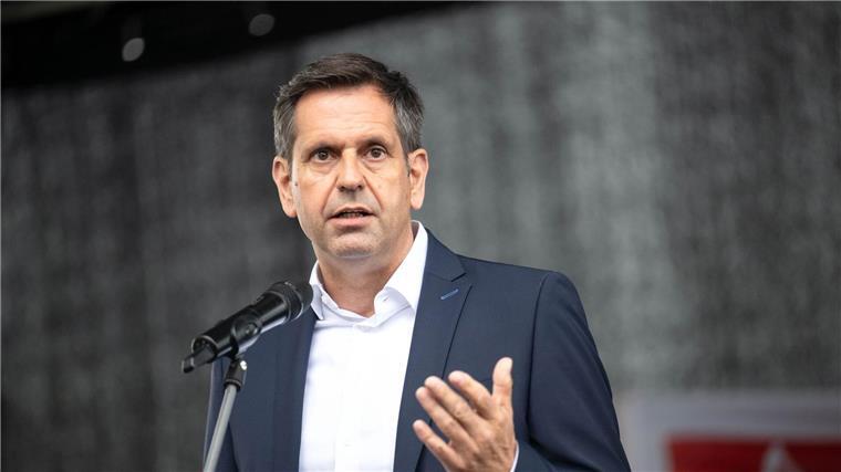 Wirtschaftsminister fordert Kaufanreize für E-Autos Niedersachsens Wirtschaftsminister Olaf Lies (SPD) will nicht am Elektro-Kurs von VW rütteln. (Archivbild)