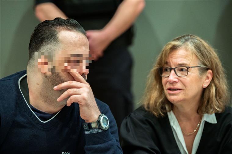 Ex-Pfleger Högel entschuldigt sich bei Angehörigen für "schreckliche Taten" Niels Högel, angeklagt wegen Mordes an 100 Patienten an den Kliniken in Delmenhorst und Oldenburg, sitzt am Prozesstag neben seiner Anwältin Ulrike Baumann im Gerichtssaal.