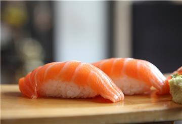 Nigiri-Sushi wurde schon im 18. Jahrhundert im Hafen von Edo (das heutige Tokio) angeboten.