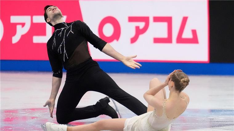 Hase/Wolodin jubeln über WM-Silber im Eiskunstlauf-Krimi Nikita Wolodin (l) und Minerva Hase stellen bei der Eiskunstlauf-WM eine persönliche Bestleistung auf.