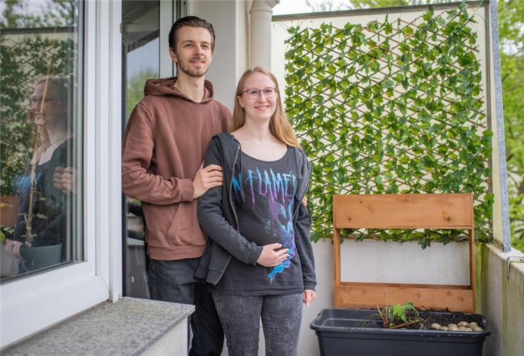 Niklas Almer und Julia Nietzhold stehen auf ihrem Balkon.