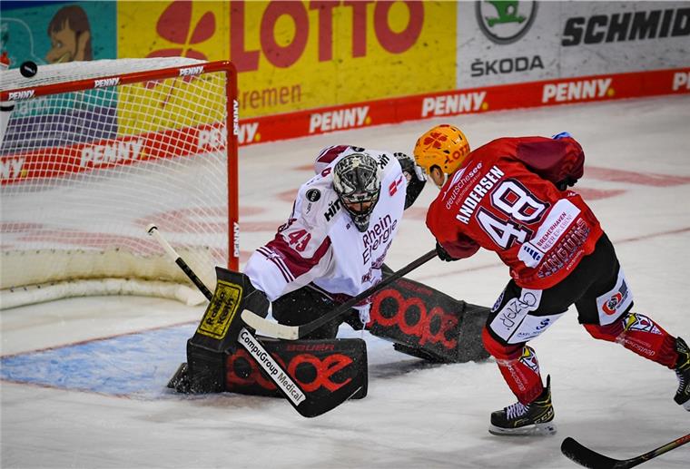 Niklas Andersen von den Fischtown Pinguins beim Torschuss. Auch gegen Berlin wollen die Bremerhavener Offensivstärke zeigen.
