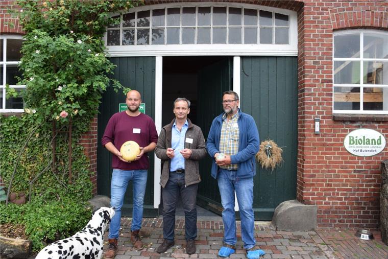 Biolandhof aus Seefeld bekommt Innovations-Award Niklas Bruns, Dr. Arno Krause und Jürgen Bruns (von links) wissen, worauf es bei der Herstellung von Produkten in Bio-Qualität ankommt.
