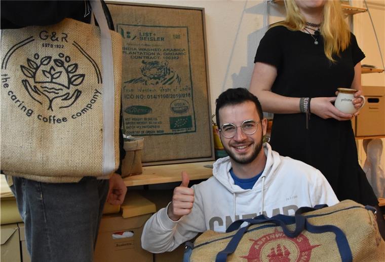 Taschen aus Kaffeesäcken Niklas Rohe, Marius Klein und Fellke Schloßhauer sind mittlerweile ein eingespieltes Team.