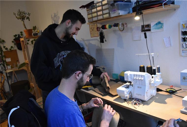 Upcycling für nachhaltigen Kaffeegenuss zwei Männer an Nähmaschine