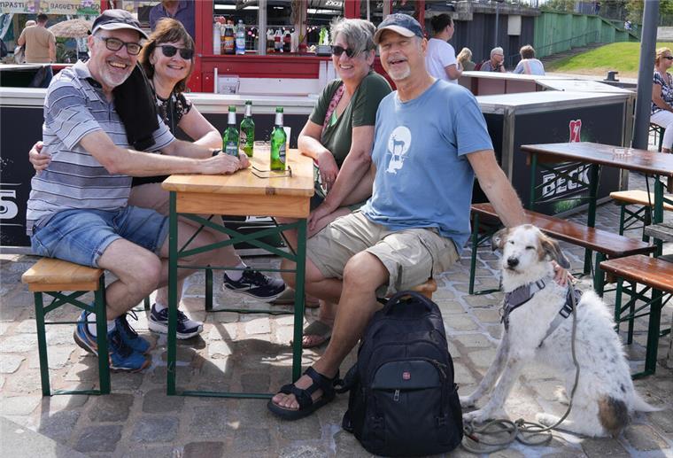 Niko und Nicole (von links) kommen aus dem Ruhrgebiet zu den Maritimen Tagen, um hier ihre Freunde Birgit und Rainer aus Hamburg zu treffen. Für Nicole und Rainer, die aus Bremerhaven und Nordholz kommen, ist der Ausflug in die Seestadt ein Besuch der alten Heimat. Hund Lando ist eigentlich wärmere Temperaturen gewohnt. Er kommt aus Sardinien.