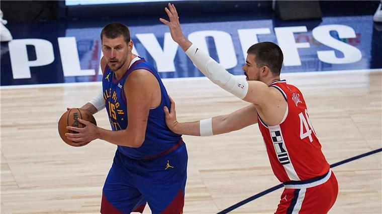 NBA: Nuggets um Jokic erreichen Playoff-Viertelfinale Nikola Jokic (l.) kam auf 16 Punkte.