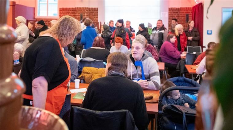 700 Bedürftige genießen Festessen in Bremerhaven Nikolausessen der Bremerhavener Tafel im Veranstaltungshaus Theo in Lehe mit kostenfreier Essenausgabe, Livemusik, Frisörbesuchen und medizinischen Checkups für Bedürftige.