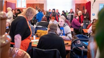 Nikolausessen der Bremerhavener Tafel im Veranstaltungshaus Theo in Lehe mit kostenfreier Essenausgabe, Livemusik, Frisörbesuchen und medizinischen Checkups für Bedürftige. 