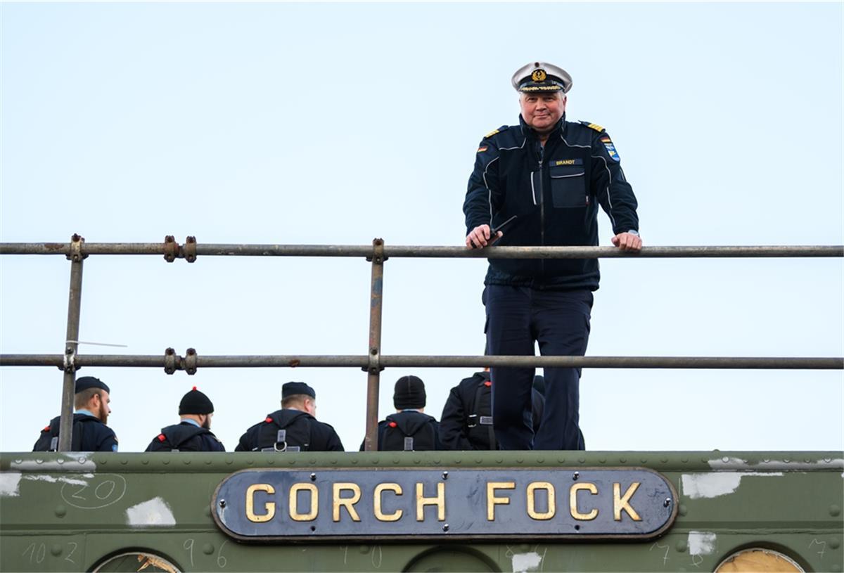 Nils Brandt, Kapitän der Gorch Fock, steht auf dem teilsanierten Marineschulschiff „Gorch Fock“, kurz bevor das Schiff von der Fassmer-Werft zur Lürssen-Werft geschleppt wird.