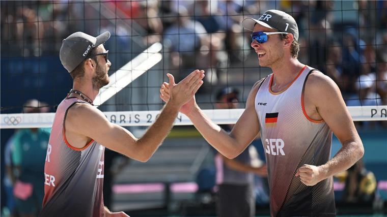 Nervös zu Gold? Beach-Duo Ehlers/Wickler im Halbfinale Nils Ehlers (r) und Clemens Wickler stehen im Halbfinale.