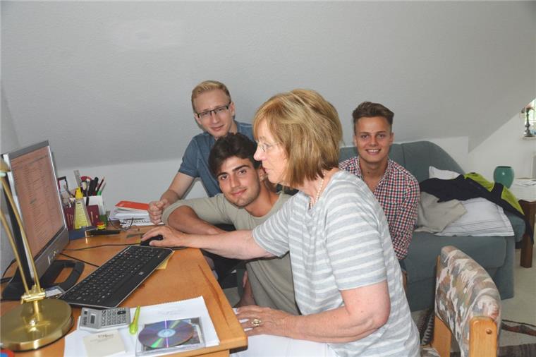 Langener Schüler geben Computernachhilfe Nils Frank (von links) Malik Bransi und Lukas Bornschier (rechts) helfen Gerda Müller bei ihren Computerproblemen.
