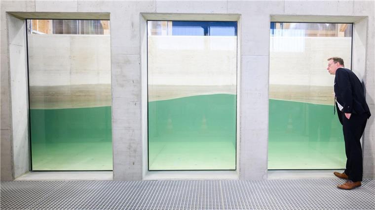 Salzwasser-Wellen-Strömungskanal für Forschung eröffnet Nils Goseberg, Professor am Leichtweiß-Institut für Wasserbau der Technischen Universität (TU) Braunschweig, steht am neuen Salzwasser-Wellen-Strömungskanal.