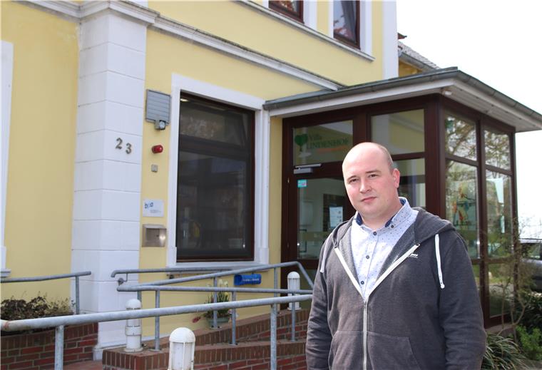 Mit Tablets und Wunschessen gegen die Einsamkeit Nils Henkensiefken, Pflegedienstleiter in der Villa Lindenhof, freut sich über die Solidarität, die es in Corona-Zeiten mit den Bewohnern und dem Pflegepersonal gibt. Foto: Lorenz
