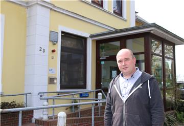 Nils Henkensiefken, Pflegedienstleiter in der Villa Lindenhof, freut sich über die Solidarität, die es in Corona-Zeiten mit den Bewohnern und dem Pflegepersonal gibt. Foto: Lorenz