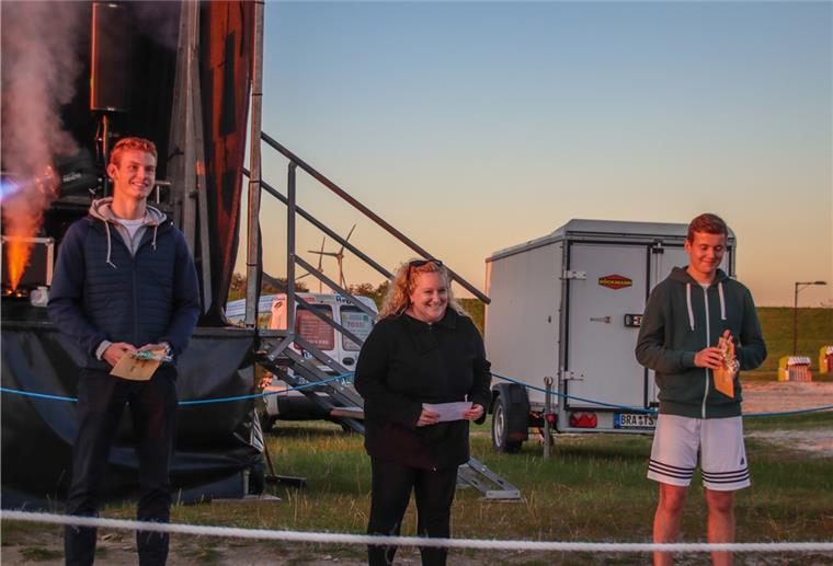 Ostfriesin ist das Watt’n-Talent Nils Jäde (3. Platz, von links), Sonja Oberstein (1. Platz) und Corvin Berndt (2. Platz) bei der Preisverleihung von „Watt’n Talent“. Lammers