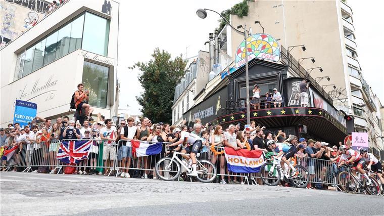 Nils Politt erleichterte sich während des Rennens an einem ganz besonderen Ort