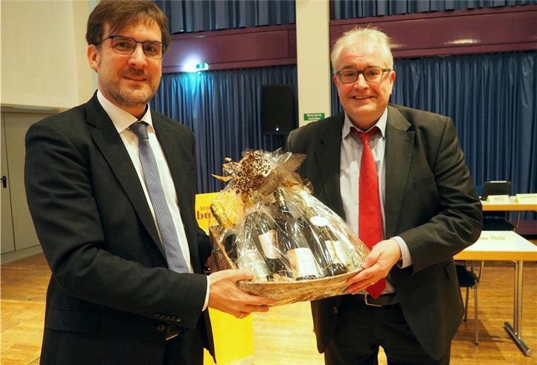 Nils Siemen ist nun Bürgermeister der Stadt Nordenham Nils Siemen (links) ist neuer Nordenhamer Bürgermeister. Er ist der Nachfolger von Carsten Seyfarth, der am Mittwoch verabschiedet wurde.