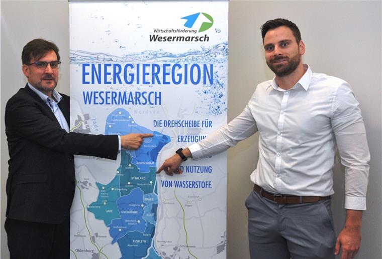 Nils Siemen (links), noch Chef der Wirtschaftsförderung Wesermarsch und ab 1. November Nordenhamer Bürgermeister, und Tobias Busch, Netzwerkmanager der Wirtschaftsförderung, zeigen auf zwei Orte, die eine wichtige Rolle spielen können bei der Entwicklung einer Wasserstoffregion Wesermarsch. In Blexen gibt es mit dem Kavernengelände eine Lagermöglichkeit für grün erzeugten Wasserstoff. Und beim Kernkraftwerk Unterweser soll Windstrom aus der Nordsee per Erdkabel angeliefert werden.