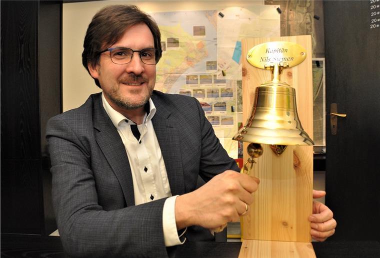 Beim Nordenhamer Rathaus beginnt Debatte von vorn Nils Siemen mit der Kapitänsglocke. Das passt nicht nur, weil er als Bürgermeister gewissermaßen der Kapitän der Stadt Nordenham ist. Nils Siemen ist zwei Jahre zur See gefahren, war bei der Bundesmarine.