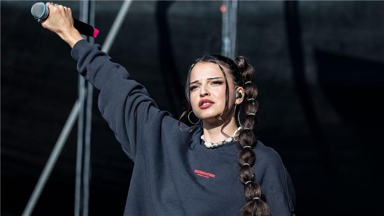 Nina Chuba mit neuer Single über sich selbst Nina Chuba eroberte 2022 mit „Wildberry Lillet“ die Spitze der deutschen Single-Charts.