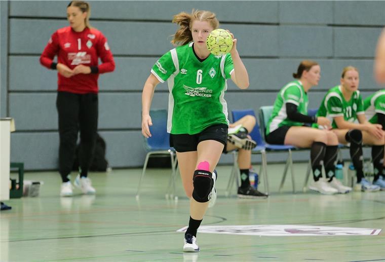 Driftsetherin vor Sprung in 1. Handball-Bundesliga Handballspielerin Nina Engel am Ball.