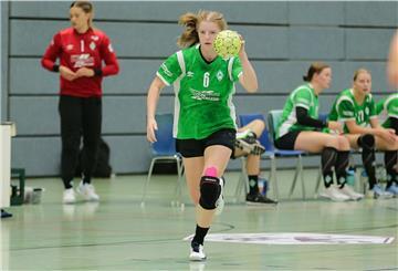 Handballspielerin Nina Engel am Ball.