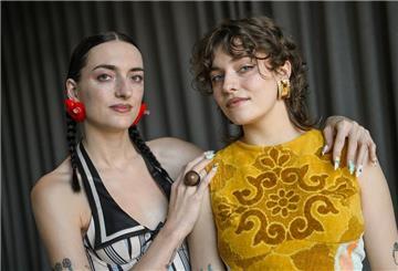 Nina und Lotta von der Band Blond wollten die Sommerferien lieber ins Freibad verbringen, statt Chemnitz zu verlassen.